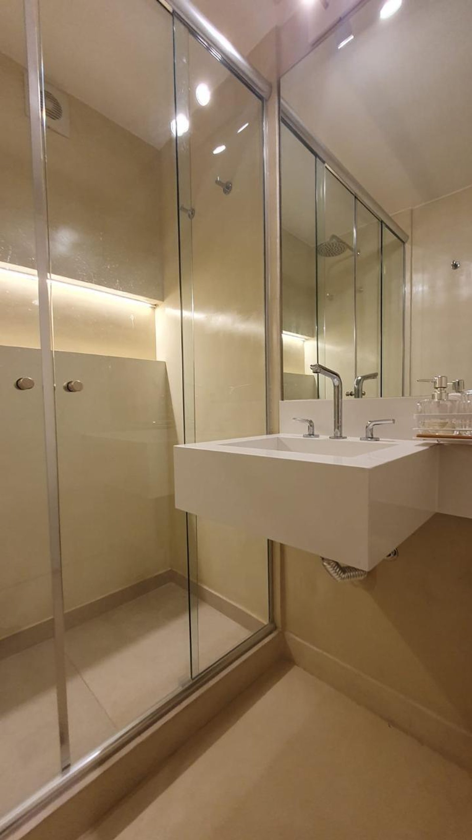 Baño moderno con lavabo rectangular y ducha de cristal — proyecto Alvear , por Estudio NET Arquitectura , en Marcelo Torcuato de Alvear